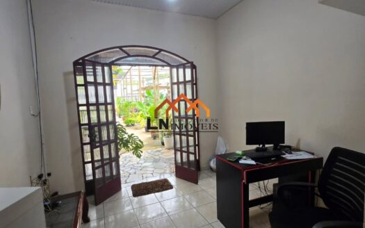 Casa com 4 vagas e 2 dormitórios no bairro Grã Duquesa
